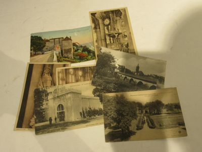 plusieurs vieilles photos d'un bâtiment et d'une horloge posée sur une table