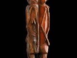 une image représentant une sculpture en bois de deux personnes debout l'une à côté de l'autre