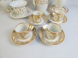 un grand nombre de tasses et de soucoupes sur une table