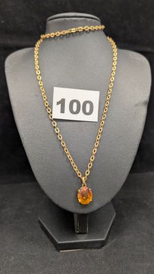 une photo d'un collier porté par un mannequin, sur lequel figure le chiffre 100