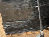 un scooter posé sur une palette, à côté d'une pile de palettes