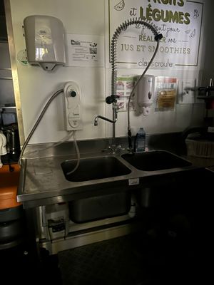 un évier et un robinet dans une petite cuisine