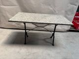 une table placée au milieu d'une pièce