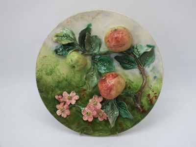 une photo d'une assiette décorée de fruits et de fleurs