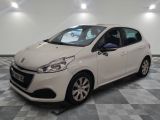 la petite voiture blanche est garée dans le garage sur un sol en damier