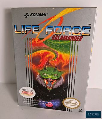La boîte du jeu « Life Force : Salamaner » est posée sur une table.