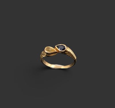 une image représentant une bague en or sertie d'un saphir