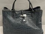 sac à main en cuir de crocodile noir avec des finitions argentées sur la poignée