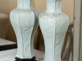 deux vases posés sur une table dans une pièce