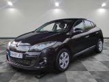la photo d'une voiture noire garée dans un garage