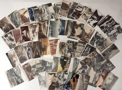 beaucoup de vieilles photos sur la table ensemble