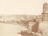 une vieille photo d'une vieille ville au bord de l'eau