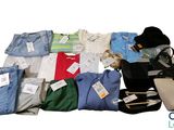 beaucoup de vêtements et un sac à main par terre