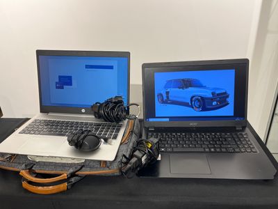 deux ordinateurs portables posés sur une table