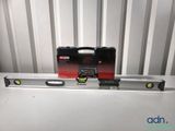 une image représentant une boîte et un niveau posé sur une table