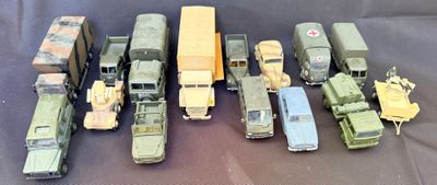 beaucoup de petits véhicules militaires et de camions miniatures posés sur une table