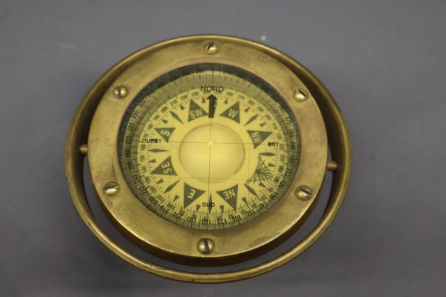 NAUTISME - Compas de marine en laiton. H. 7 cm, D. 13 cm. Cet ins...