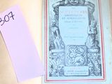 un livre portant une étiquette rose, posé sur une table