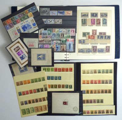 un assortiment de timbres et d'enveloppes exposés sur une table