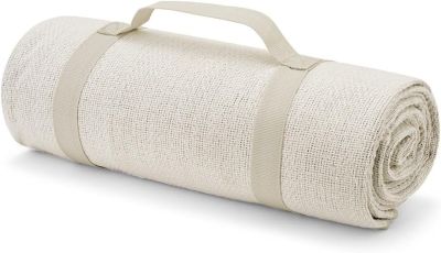 un rouleau de serviettes blanches muni d'une poignée, sur fond blanc