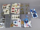 un grand nombre d'objets posés sur une table