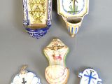 cinq petits objets décoratifs posés sur la table