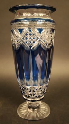 un vase en verre avec un motif bleu et blanc