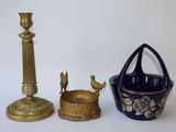 deux bougeoirs et un vase sur la table