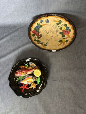 deux assiettes contenant du poisson, posées sur la table
