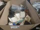 une boîte en carton remplie de vêtements et d'autres objets