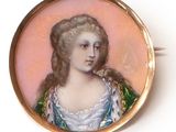 un portrait miniature représentant une femme en robe bleue