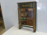 une petite armoire en bois surmontée d'un miroir