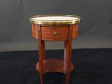 une petite table en bois sur laquelle est posé un plateau en laiton