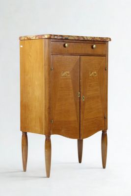 une armoire en bois avec un plateau en marbre sur fond blanc