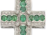 un pendentif en forme de croix, orné d'une émeraude et de diamants