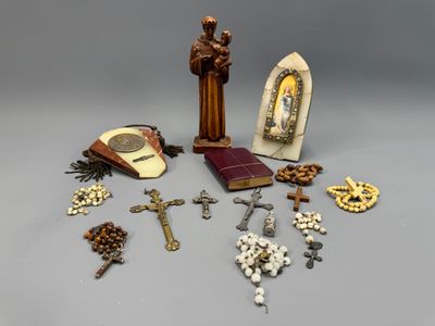 beaucoup d'objets religieux sur la table