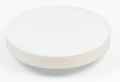 Plafonnier en verre blanc comprenant trois spots.