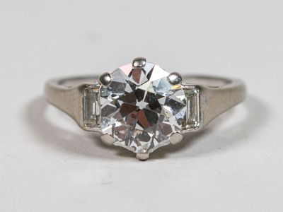 gros plan d'une bague en diamant sur une surface blanche