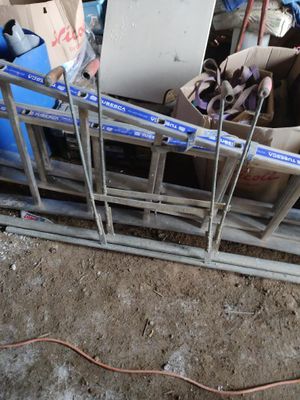 une pile de boîtes et d'autres objets dans une pièce