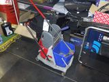 un chariot sur lequel se trouvent une serpillière et des seaux, dans un magasin