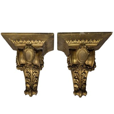 paire de cornes anciennes en laiton ornées de détails décoratifs