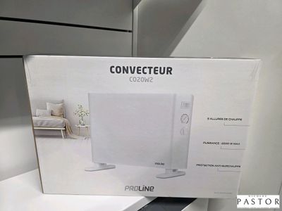 emballage d'un écran d'ordinateur posé sur un comptoir blanc