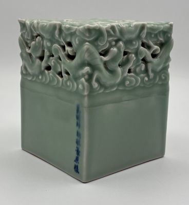 un vase vert orné d'un motif décoratif