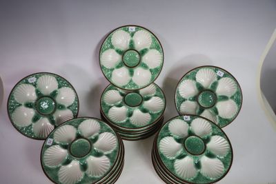 six assiettes vertes et blanches posées sur un plateau blanc