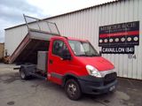 un camion rouge garé devant un bâtiment