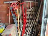 tout un tas d'outils qui traînent dans le garage