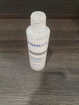 une bouteille de Neocelil posée sur une table en bois