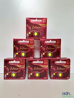 un lot de cinq boîtes de Lattatta empilées les unes sur les autres