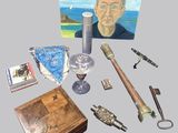 un tableau représentant un homme portant des lunettes et d'autres objets posés sur une table