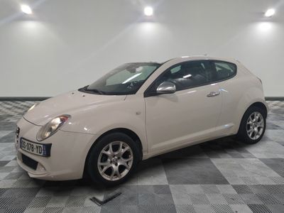 la photo d'une voiture blanche garée dans un garage